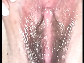 Latina con un hermoso coño mojado obtiene su primera fantasía de squirt