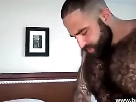 Peludão tatuado comendo urso passivo