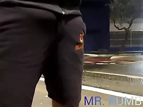 Papai urso no ponto de ônibus de pau duro leva a putinha pra casa e da um cha de piroca pra vadia ( completo no red)