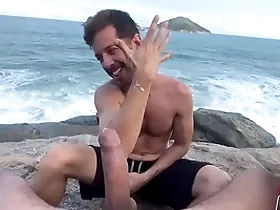 Batendo uma punheta na praia