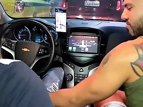 Motorista de uber ganha mamada no carro e pede pra fuder minha bunda em casa ( brunohot25 )