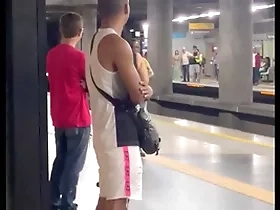 Estava a caminho da academia quando encontrei o novinho no metrô , acabei seguindo ele, o finishing touch foi ele fudendo meu cu na mata