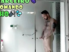 Bback espionando meu parceiro peludo molhado e ensaboado no chuveiro - com alex barcelona