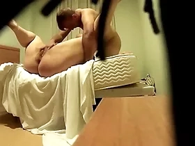 Pareja pillada en un hotel mientras ella le come el culo y le mete un dedo en el ano a su novio