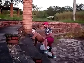 Mamando no parque