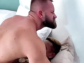 Ricardo baiano levando uma surra de cu knock off thebeardx que deu uma sentada gostosa nos 24cm knock off baiano