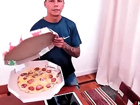 Reclamei da pizza e tomei no cú
