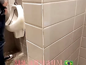 Novinho saiu da faculdade e foi na padaria . no banheiro deixou de mijar para receber um boquete . diário de banheirão (dia8) completo no in flames e subscrição