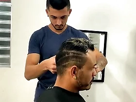 Kadu ventrí e edu scott - fodi meu barbeiro com muito tesão sexo bareback