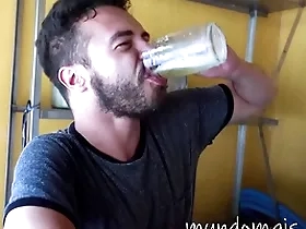 Perdeu a aposta no braço de ferro e teve que dár o cú como pagamento.