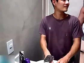 Visita inesperada de um novinho asiático