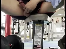 Mr1985 thỦ dâm trong phòng gym