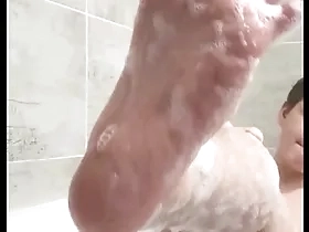 Chubby old egg masturbates at hand bathtub
