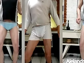 Hombre maduro le gustan las trusas de nylon para mostrar el paquete