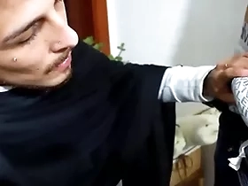 Fui corta o cabelo e acabei pegando o cabelereiro