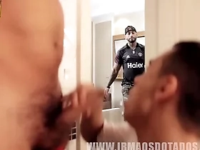 Sobrinho perdeu a virgindade com os dois tios