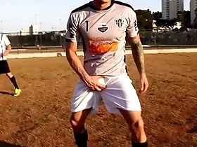 Jogo de futebol termina em suruba