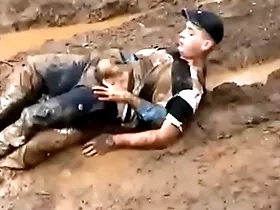 Sexo detached en un bosque de barro solos y perdidos