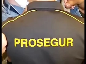 Segurança fazendo banheirao