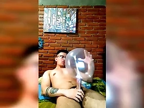 Vergón activo se masturba con globo de condón