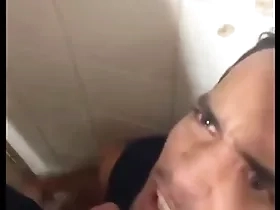Saindo para o trabalho passei do no banheiro da estação da luz em são paulo e fodi com nove machos - powerful red