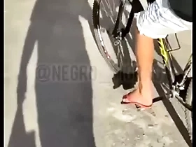 Fui abordado por esse novinho que tava com muito tesao pra ganhar uma mamada do urso