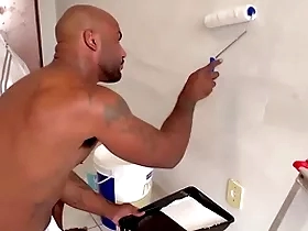 Pintor dotado fudendo o ajudante sarado bareback