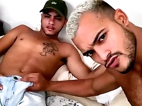 Botei o loirinho safado da minha rua pra mamar