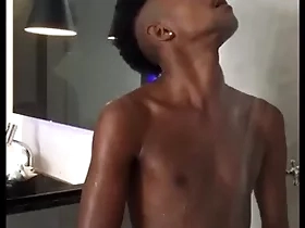 Novinho negão brasileiro mostrando sua pica de 23cm