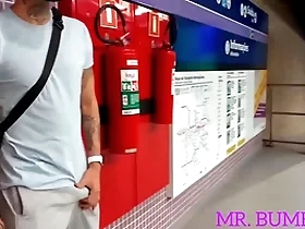 Macho safado se exita na estação de metr0 e se alivia com a puta oferecida ( completo only slightly red e subscrição)