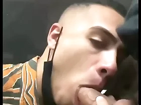 Novinho mamando pau grande em público - gabriel martins