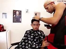 Barbeiro meteu no meu cú com curdle de cabelo