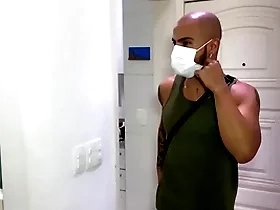 Taxista no rio de janeiro transa com seu passageiro.