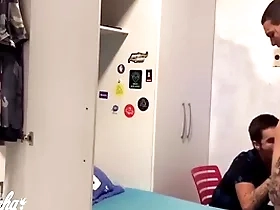 Tio chega de viagem e fica de gracinha com sobrinho
