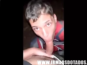 Novinho me chupando na rua