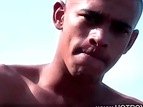 Dei o cú na praia escondido