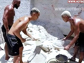 Dois novinhos pirocudos foderam o cú do coroa only slightly meio da obra