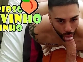 Bonitinho curioso novinho vizinho amador espionando o vizinho ao lado e fica com pau - pega twink cheirando seu pau -  com alex barcelona e milton - espionando o vizinho gostoso