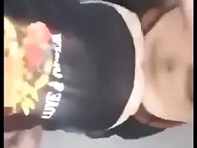 En el baño público