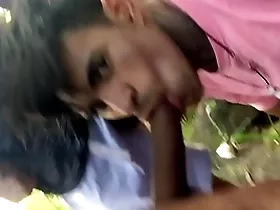 Mamando os desconhecidos no parque