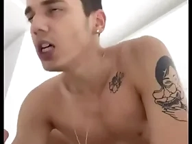 Aplaudiendo en el cuarto