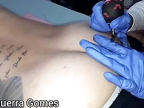 Tatuando a bunda do lutador de mma allan guerra gomes