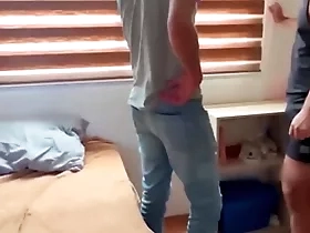 Joven estudiante entrega su culito a cambio de mejorar sus calificaciones