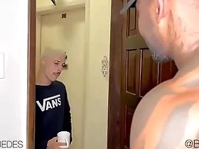 O filho novinho da vizinha veio pega açúcar e levou leite do negão dotado
