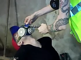Nicky deepthroat denk in gasmask