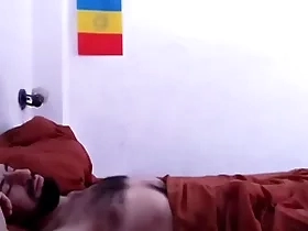 Despertando a mi macho peludo scrub una linda mamada, aprovechando su erección matutina.